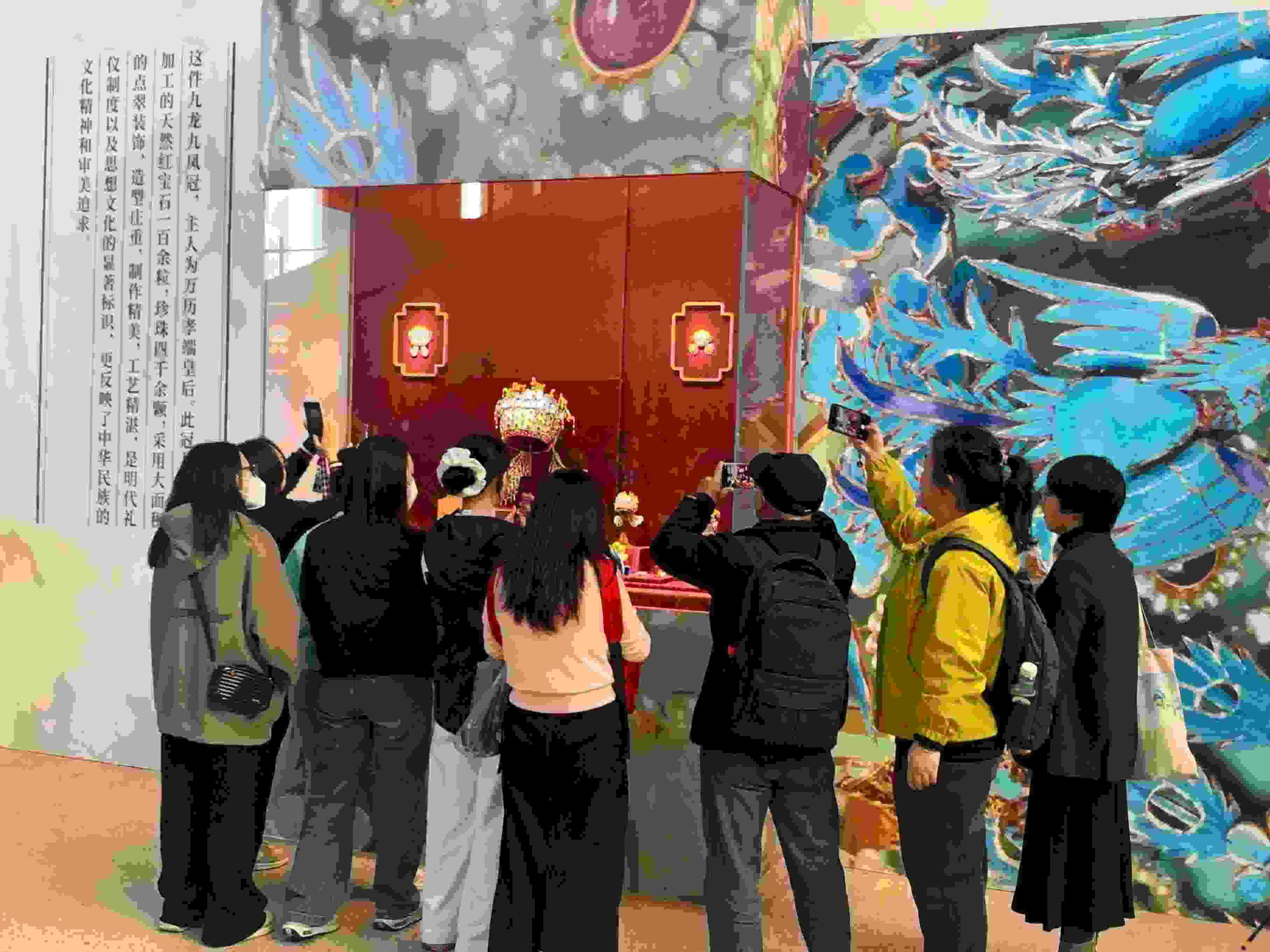 觀眾參觀國博鳳冠系列文創(chuàng)產(chǎn)品。人民網(wǎng)記者 劉穎穎攝