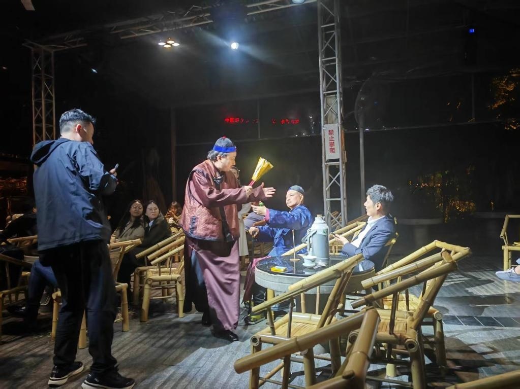 3月24日，《鶴鳴傳奇》在四川省成都市人民公園鶴鳴茶社演出。新華社記者 張海磊 攝