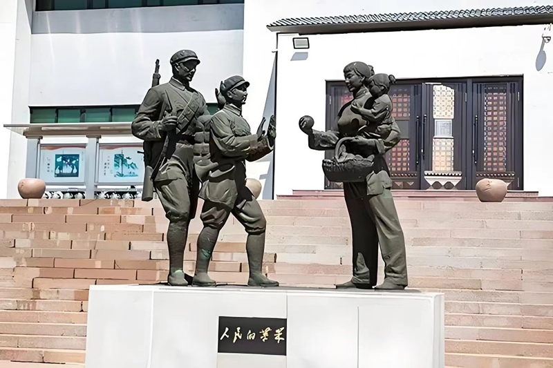 錦州蘋果廉政文化展覽館前的《人民的蘋果》主題雕塑。（由遼沈戰(zhàn)役紀(jì)念館供圖）