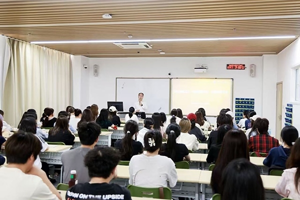 深圳職業(yè)技術(shù)大學(xué)黨委副書記、校長許建領(lǐng)為學(xué)生授課。學(xué)校供圖