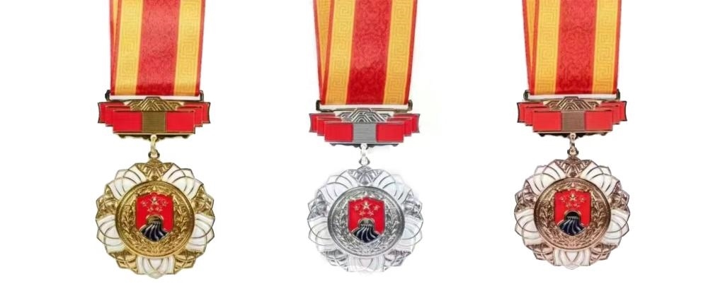 圖為戍守邊疆金質(zhì)、銀質(zhì)、銅質(zhì)紀(jì)念章。（國家移民管理局供圖）