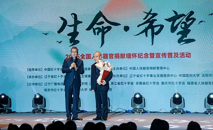 中國紅十字會副會長白巖松在現(xiàn)場采訪“人民英雄”張定宇教授。主辦方供圖