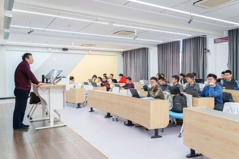 北航面向全校本科生開設(shè)《人工智能導(dǎo)論》通識(shí)必修課。校方供圖