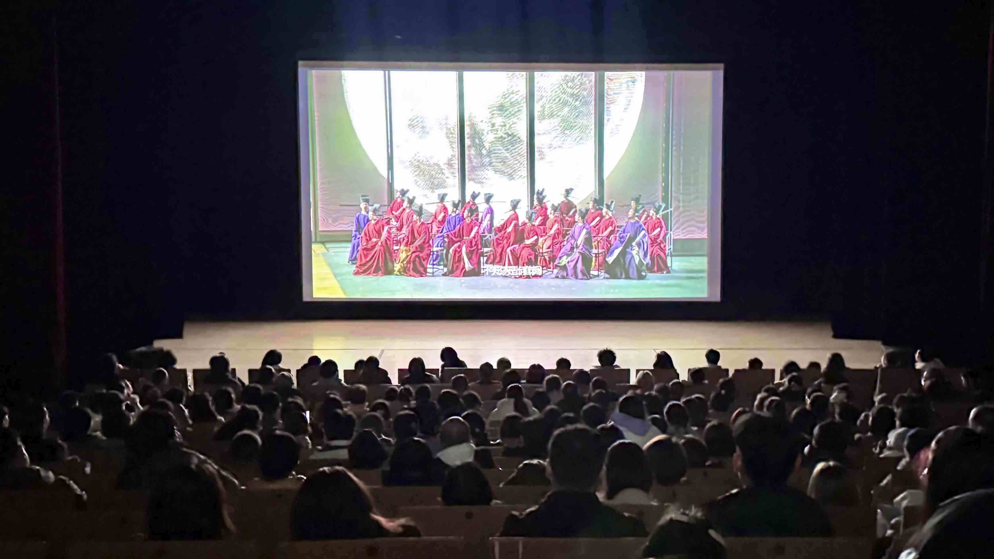 觀眾在哈爾濱大劇院欣賞《蘇堤春曉》。國(guó)話供圖