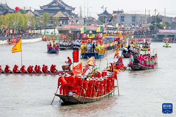 ?4月4日，選手在參加茅山會(huì)船盛會(huì) 。?新華社發(fā)（楊玉崗 攝）