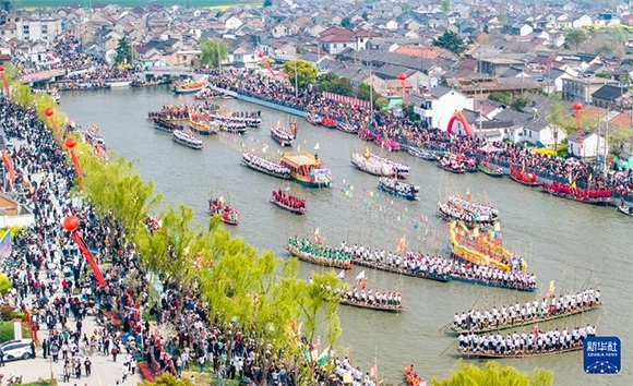 4月4日，選手在參加茅山會(huì)船盛會(huì)（無人機(jī)照片）。?新華社發(fā)（周社根 攝）