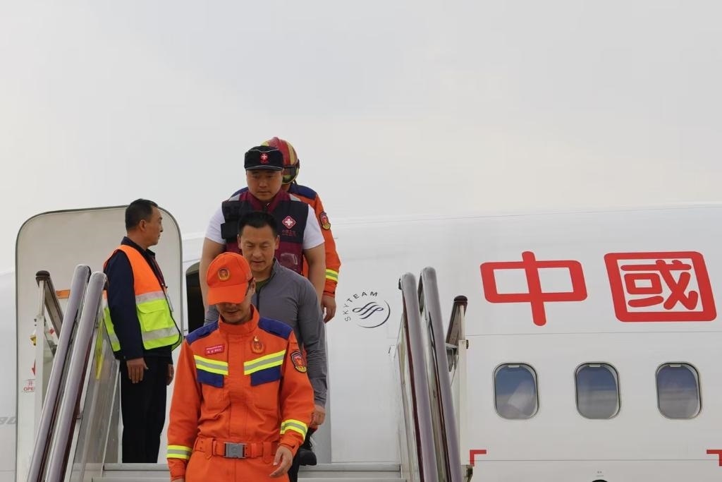 4月6日，在云南省昆明長水機(jī)場，中國云南救援醫(yī)療隊(duì)抵達(dá)昆明。新華社記者 高詠薇 攝