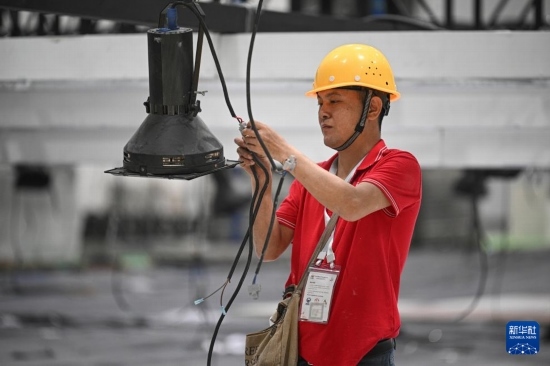 4月4日，工作人員在海南國際會展中心內(nèi)布設(shè)燈光。