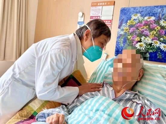 秦苑查房時(shí)詢問患者情況。人民網(wǎng) 陳葉欣攝