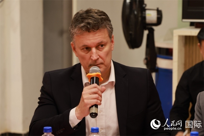 巴西中國(guó)友好協(xié)會(huì)主席恩里克·達(dá)諾布雷加在座談會(huì)上致辭。人民網(wǎng)記者 陳海琪攝