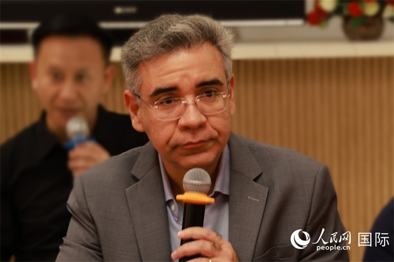 巴西弗魯米嫩塞聯(lián)邦大學(xué)教授、中國(guó)問(wèn)題專家埃萬(wàn)德羅·卡瓦略在座談會(huì)上致辭。人民網(wǎng)記者 陳海琪攝