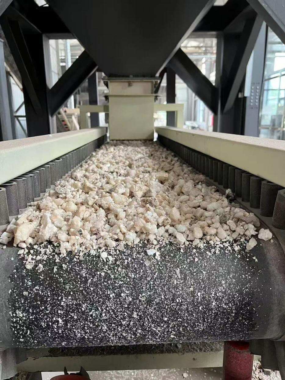 高純石英生產(chǎn)線。自然資源部供圖