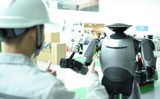 在廣汽研究院，人形機(jī)器人團(tuán)隊(duì)的周仁義在演示GoMate機(jī)器人互動(dòng)功能（新華社記者 鄧華 攝）