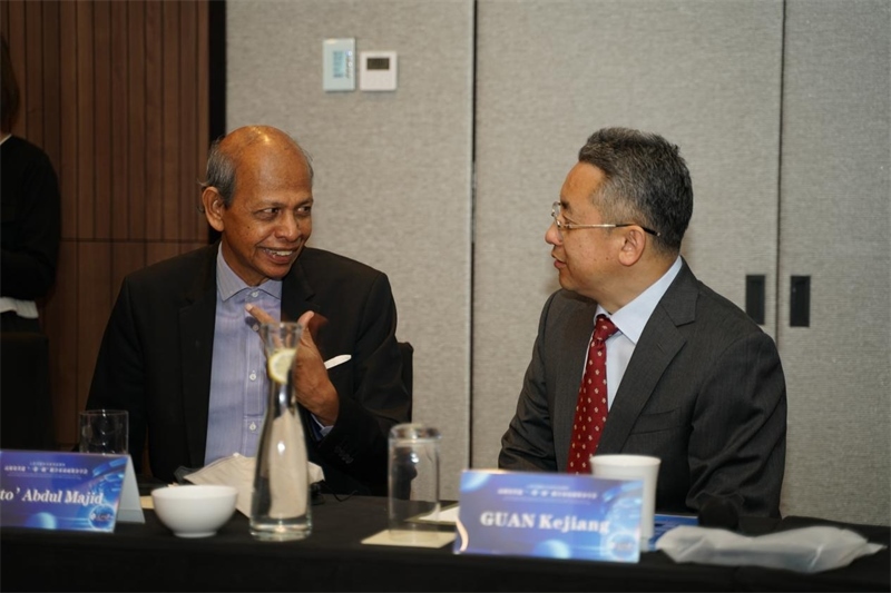 分享會(huì)現(xiàn)場(chǎng)，中方記者同與會(huì)代表進(jìn)行友好交流。林俊揚(yáng)攝