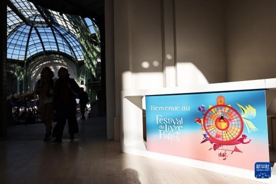 4月11日，人們?cè)诜▏?guó)巴黎大皇宮參加2025巴黎書(shū)展。新華社記者 高靜 攝