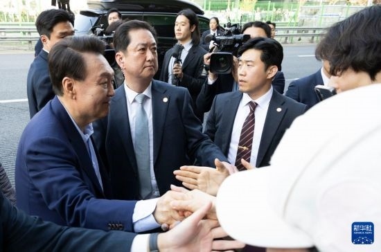 4月11日，韓國(guó)前總統(tǒng)尹錫悅（左一）在離開首爾漢南洞官邸時(shí)與支持者握手。新華社發(fā)（全休相攝）