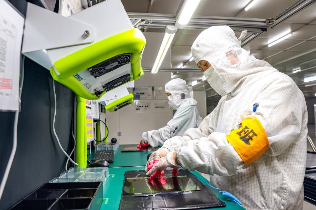 3月27日，在位于寧夏賀蘭工業(yè)園區(qū)的湯姆森電氣有限公司生產(chǎn)車間內，工作人員制作硅膠絕緣護套。新華社記者 楊植森 攝