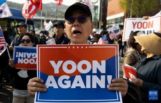 4月11日，在韓國(guó)首爾漢南洞官邸附近，支持者為韓國(guó)前總統(tǒng)尹錫悅送行。新華社發(fā)（全休相攝）