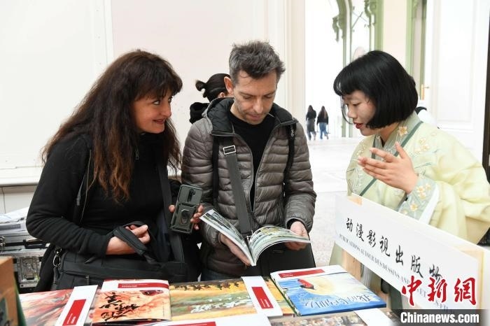 當(dāng)?shù)貢r(shí)間4月11日，2025年巴黎圖書節(jié)在巴黎大皇宮揭幕。中國(guó)出版代表團(tuán)攜千余種中國(guó)精品圖書亮相展會(huì)。 中新社記者 李洋 攝