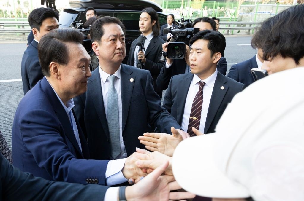 4月11日，韓國前總統(tǒng)尹錫悅（左一）在離開首爾漢南洞官邸時與支持者握手。新華社發(fā)（全休相攝）