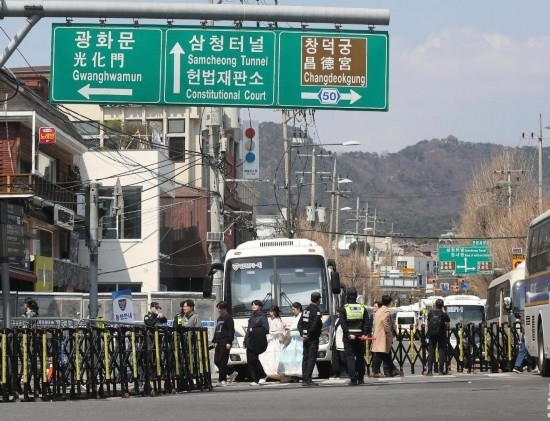  4月3日，在韓國(guó)首爾，警察在韓國(guó)憲法法院附近進(jìn)行交通管制。新華社記者姚琪琳攝
