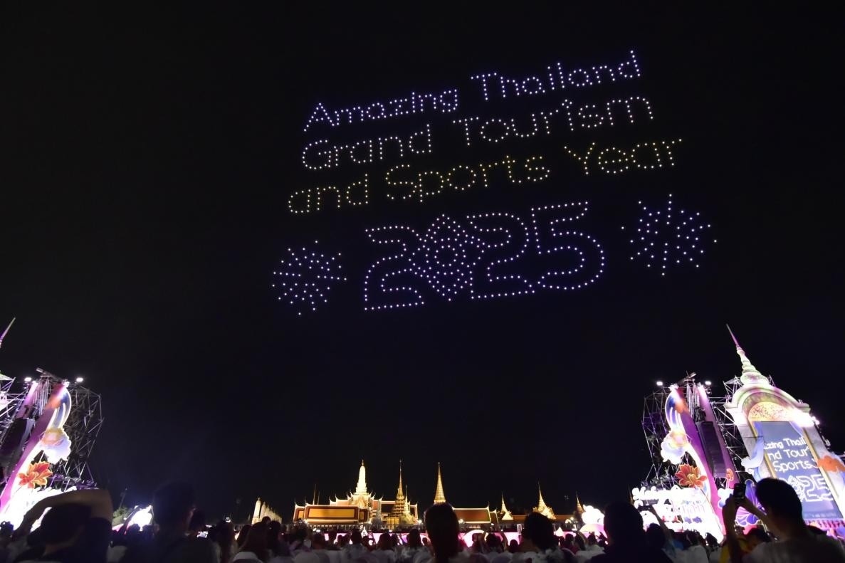 由1200架無人機(jī)組成的燈光秀點(diǎn)亮夜空。泰國國家旅游局供圖
