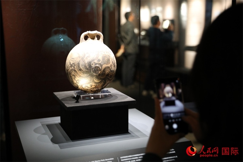 參觀者在拍攝。4月14日，來自希臘伊拉克利翁考古博物館的文物在故宮博物院展出。（人民網(wǎng) 張澤宇攝）