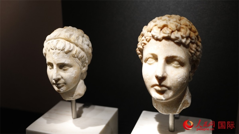 兄弟大理石頭像。4月14日，來自希臘伊拉克利翁考古博物館的文物在故宮博物院展出。（人民網(wǎng) 張澤宇攝）