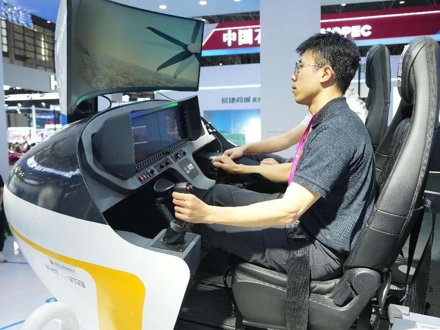 記者體驗低空經(jīng)濟的應用消費場景。人民網(wǎng)記者 張力洋攝