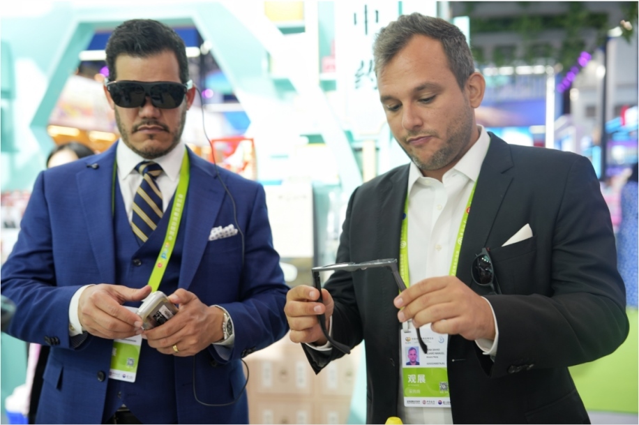 觀展嘉賓體驗科技消費新產品。中國國際消費品博覽會組委會網(wǎng)上新聞中心供圖