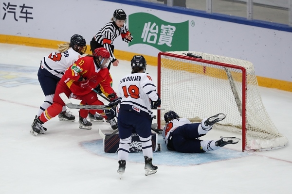 中國(guó)隊(duì)球員曲樂(lè)(左二)破門(mén)得分。圖片來(lái)源：中國(guó)冰球協(xié)會(huì) 此役中國(guó)隊(duì)首發(fā)陣容是詹佳慧、于柏巍、孔明會(huì)、趙啟男、曲樂(lè)、方新。比賽進(jìn)行至2分43秒，荷蘭隊(duì)率先取得進(jìn)球，1:0領(lǐng)先。失球后的中國(guó)隊(duì)打得更加積極主動(dòng)，多次獲得射門(mén)機(jī)會(huì)，但可惜沒(méi)有破門(mén)得分。 第二節(jié)39分34秒，中國(guó)隊(duì)曲樂(lè)在王佳欣和孔明會(huì)的助攻下破門(mén)，將比分扳平，這也是中國(guó)隊(duì)在本屆賽事中取得的首個(gè)進(jìn)球。 末節(jié)43分42秒，荷蘭隊(duì)球員勾人犯規(guī)，被判罰任意球。中國(guó)隊(duì)張夢(mèng)瑩執(zhí)行并打進(jìn)，2:1反超比分。最后階段，荷蘭隊(duì)撤下守門(mén)員，場(chǎng)上6人進(jìn)攻但未能進(jìn)球。最終，中國(guó)隊(duì)以2:1逆轉(zhuǎn)戰(zhàn)勝對(duì)手，取得本屆世錦賽首場(chǎng)勝利。 在昨日進(jìn)行的另外兩場(chǎng)比賽中，奧地利隊(duì)3:2力克斯洛伐克隊(duì)，法國(guó)隊(duì)2:1戰(zhàn)勝丹麥隊(duì)。三輪比賽過(guò)后，奧地利隊(duì)三戰(zhàn)全勝領(lǐng)跑積分榜，斯洛伐克隊(duì)和法國(guó)隊(duì)2勝1負(fù)分列二、三位，丹麥隊(duì)和中國(guó)隊(duì)1勝2負(fù)排在四至五位，荷蘭隊(duì)三戰(zhàn)皆負(fù)積分墊底。