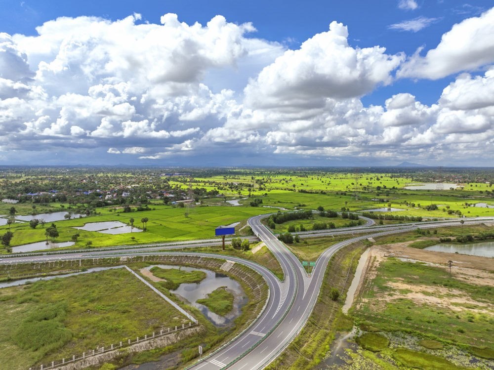 2024年9月25日在柬埔寨磅士卑省拍攝的金港高速公路（無(wú)人機(jī)照片）。連接柬埔寨首都金邊和最大深水海港西哈努克港的金港高速公路，是中柬共建“一帶一路”標(biāo)志性項(xiàng)目。