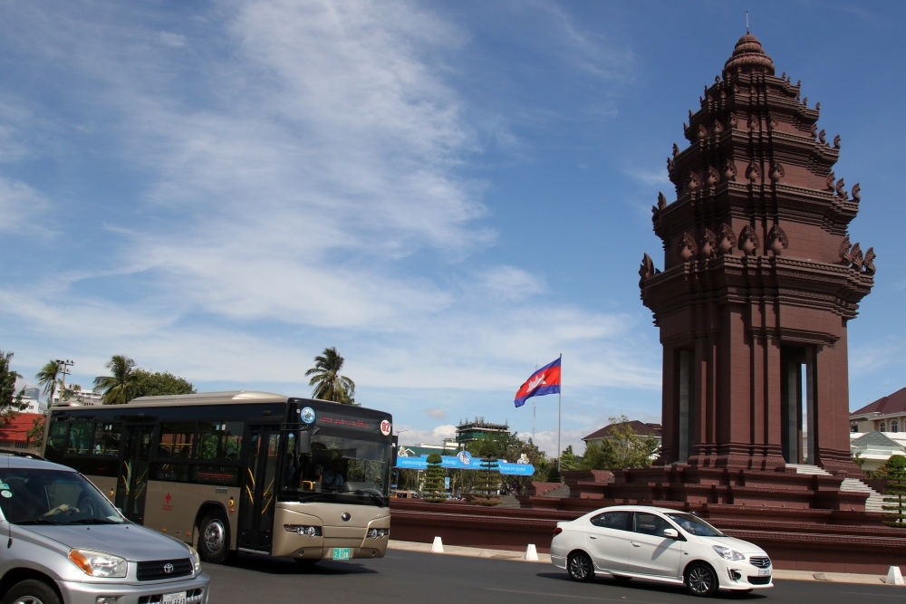 2018年1月5日，在柬埔寨金邊，一輛中國(guó)援助的“宇通”公交車經(jīng)過(guò)獨(dú)立紀(jì)念碑。