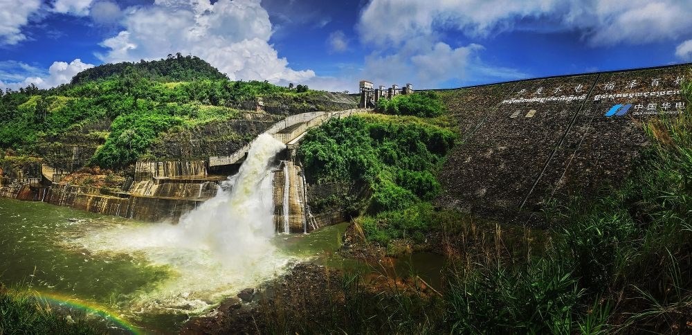 2018年6月22日在柬埔寨戈公省拍攝的中國(guó)援柬額勒賽水電站上大壩。