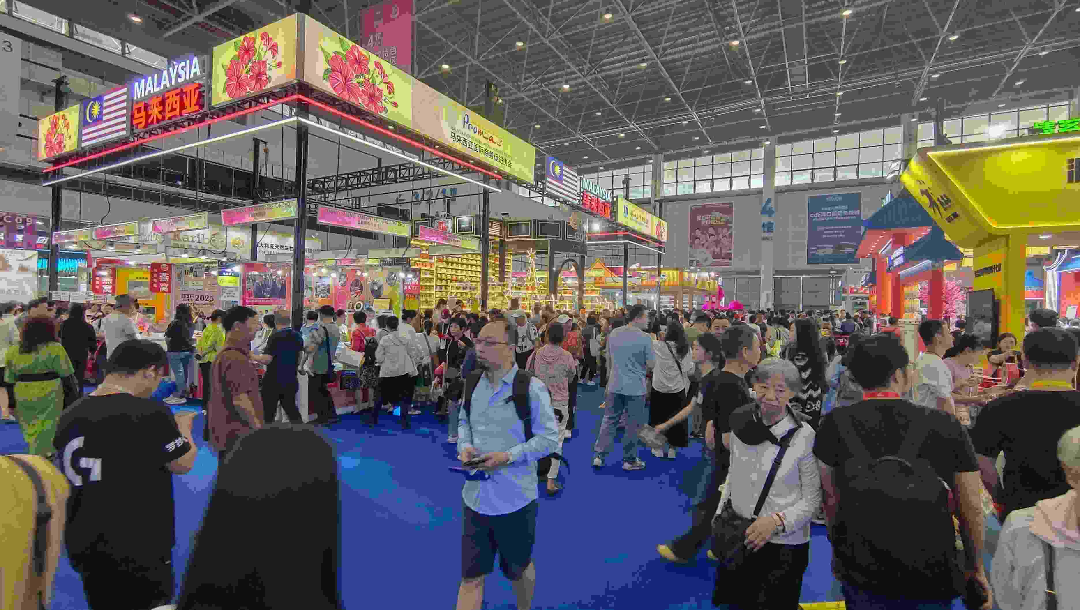 消博會迎來公眾開放日，眾多市民、客商來到展館參觀、購物。人民網(wǎng)記者 李彤攝