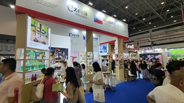 觀展者在各國展臺采購、咨詢。人民網(wǎng)記者 李彤攝