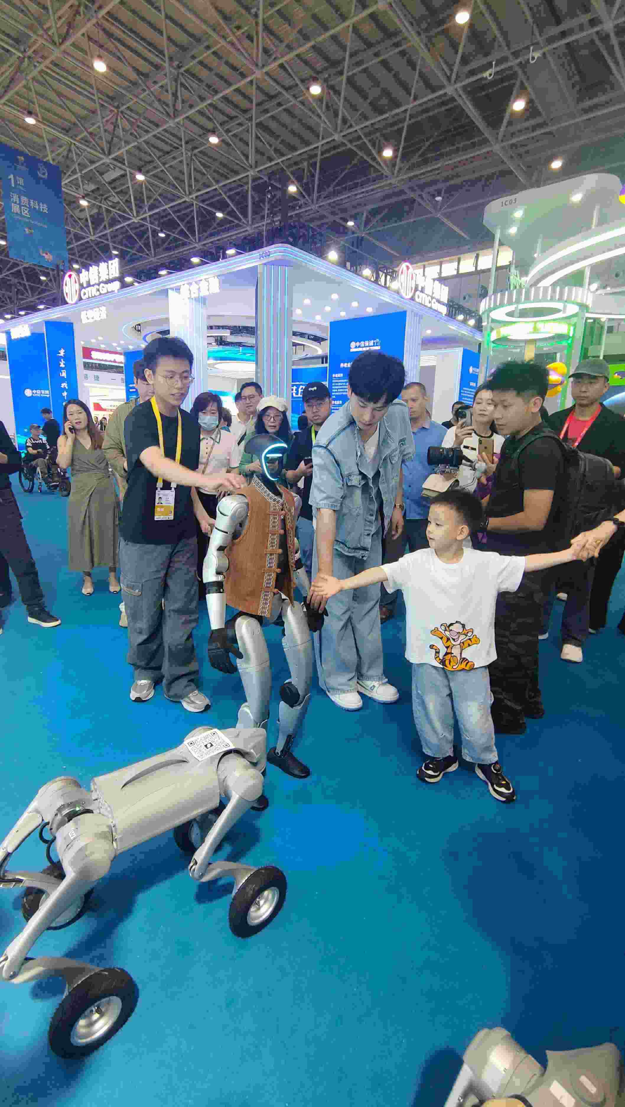 消博會現(xiàn)場，機器人等科技消費產(chǎn)品吸引觀展者駐足。人民網(wǎng)記者 李彤攝