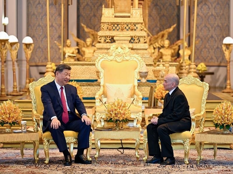 4月17日，柬埔寨國(guó)王西哈莫尼同習(xí)近平主席在金邊王宮舉行會(huì)見。