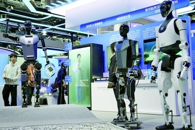 3月27日，在中關(guān)村展示中心常設(shè)展上，人形機器人“天工”向參觀者招手示意。新華社記者 鞠煥宗攝