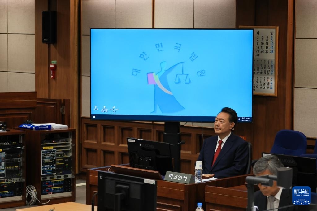 4月21日，尹錫悅在韓國首爾中央地方法院出席庭審。新華社/紐西斯通訊社