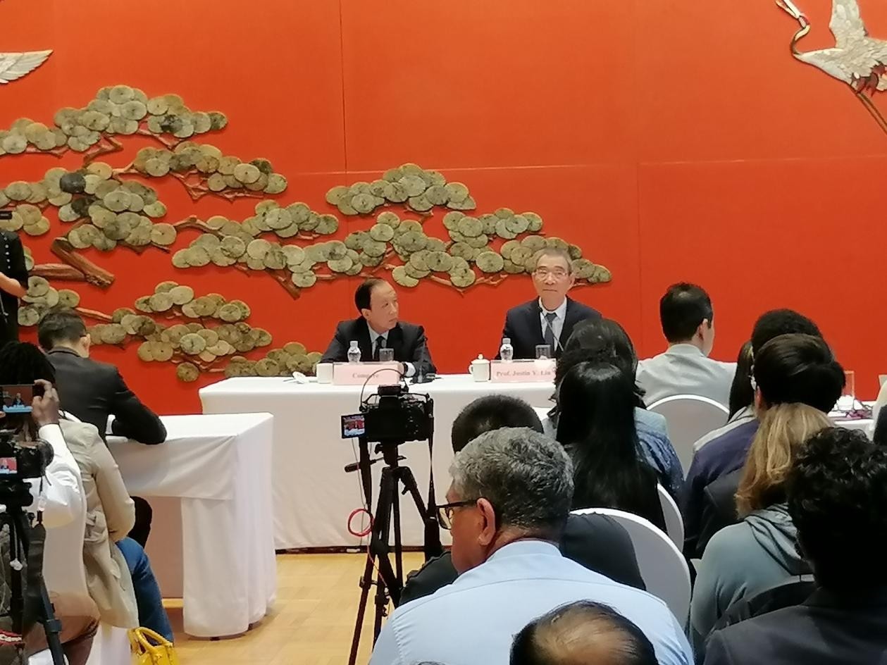 圖為21日舉行的“臨甲7號沙龍”，林毅夫（右一）在回答中外媒體記者的提問。 人民網(wǎng)記者 李瀟攝