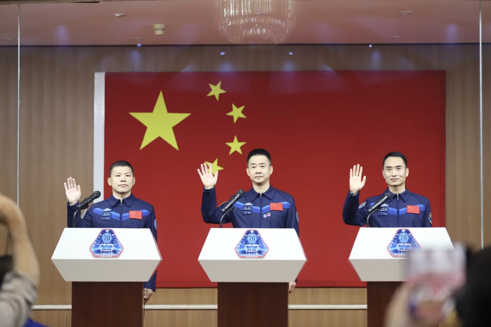 4月23日，神舟二十號(hào)航天員乘組在酒泉衛(wèi)星發(fā)射中心問(wèn)天閣與中外媒體記者集體見(jiàn)面。人民網(wǎng)記者 黃帆攝