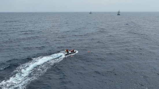 4月23日，中越海警開展海上聯(lián)合搜救演練，模擬營(yíng)救落水人員。（中國(guó)海警供圖）