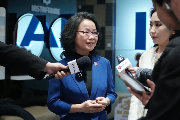 沈敏娟大使接受中蒙主流媒體采訪。中國駐蒙古國使館供圖