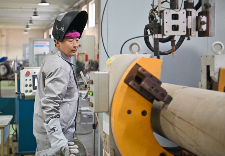 在中石化第四建設(shè)有限公司工匠學(xué)院，全國人大代表、中石化第四建設(shè)有限公司工匠學(xué)院焊接教練張振連操作自動焊機(jī)（2025年2月21日攝）。新華社記者 孫凡越 攝