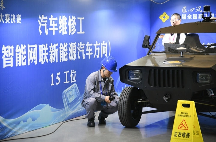 2024年9月11日，由全國總工會、人力資源和社會保障部等單位主辦的第八屆全國職工職業(yè)技能大賽決賽在陜西開幕。這是選手在位于西安國際會展中心的比賽場地參加汽車維修工（智能網(wǎng)聯(lián)新能源汽車方向）工種比賽。新華社記者 張博文 攝