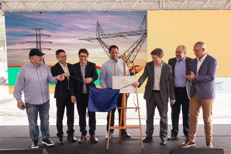 CPFL公司執(zhí)行副總裁弗拉維奧·恩里克·里貝羅（中）、CPFL輸電公司總裁李甫（左二）、南里奧格蘭德州州議員阿洛伊西奧·克拉斯曼（左一）、州長代表豪爾赫·波佐邦（右一）等出席投運儀式。 中國國家電網(wǎng)巴西電力CPFL公司供圖
