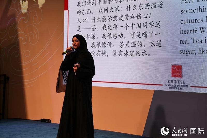 第四屆“阿聯(lián)酋眼中的中國(guó)”中文比賽上，一位阿聯(lián)酋漢語學(xué)習(xí)者與觀眾分享對(duì)中國(guó)茶文化的思考。人民網(wǎng)記者 張志文攝