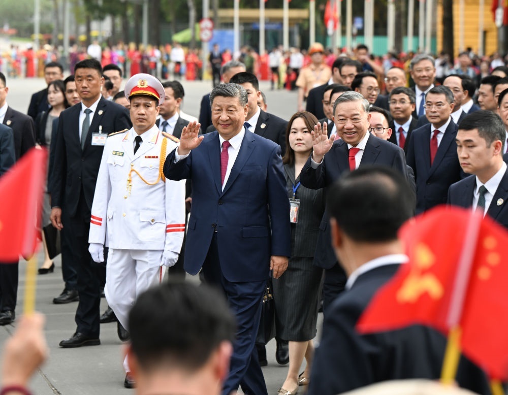 4月14日，中共中央總書記、國家主席習(xí)近平抵達(dá)河內(nèi)對越南進(jìn)行國事訪問。當(dāng)日下午，越共中央總書記蘇林為習(xí)近平舉行隆重歡迎儀式。這是歡迎儀式后，習(xí)近平和蘇林一同步行前往越共中央駐地舉行會(huì)談時(shí)，向歡迎人群揮手致意。新華社記者 張領(lǐng) 攝