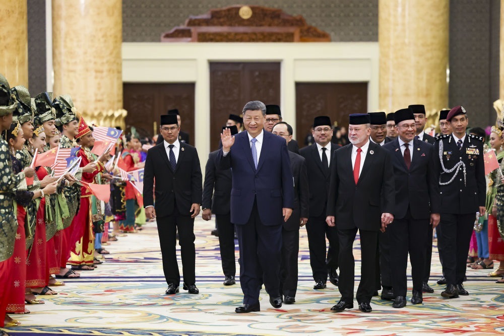 4月16日上午，馬來西亞最高元首易卜拉欣在馬來西亞國家王宮同中國國家主席習(xí)近平舉行會(huì)見。會(huì)見后，習(xí)近平出席易卜拉欣舉行的歡迎宴會(huì)。這是習(xí)近平向歡迎人群揮手致意。新華社記者 黃敬文 攝